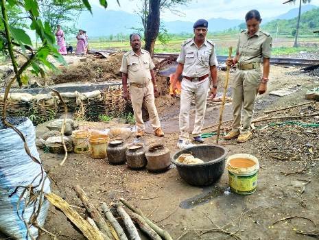 ଅବକାରୀ ଚଢଉ : ୪୬୦୦ ଲିଟର ମହୂଲ ପୋଚ ନଷ୍ଟ : ଦେଶୀମଦ ଜବତ