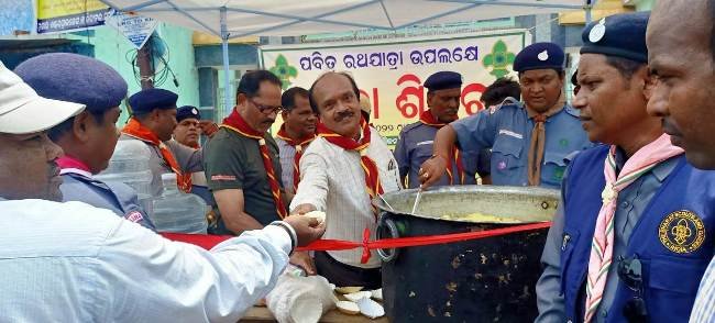 ପବିତ୍ର ରଥ ଯାତ୍ରା ଉପଲକ୍ଷେ ମହାରାଜାଙ୍କ ବାଳକ ବିଦ୍ୟାଳୟ ସମୁଖରେ  ସେବା ଶିବିର