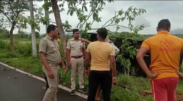 ଓଲଟି ପଡ଼ିଲା ଯାତ୍ରୀବାହୀବାସ : ଅଳ୍ପକେ ବର୍ତ୍ତିଲେ ଯାତ୍ରୀ