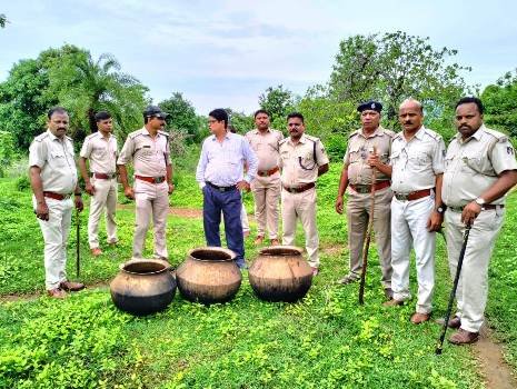 ମିଳିତ ଅବକାରୀ ଚଢଉ, ଲକ୍ଷାଧିକ ଟଙ୍କାର ପୋଚ ଓ ମଦ ନଷ୍ଟ  