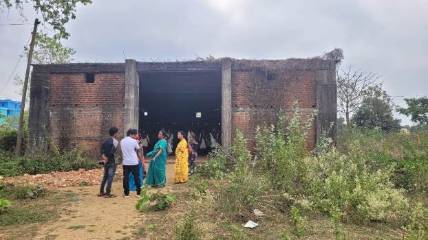 ୧୦ବର୍ଷ ହେଲା ଅର୍ଦ୍ଧନିର୍ମିତ ଅବସ୍ଥାରେ ପଡିରହିଛି  ୪୦ଲକ୍ଷ ଟଙ୍କାର ଘର, ବେଫିକର ପ୍ରଶାସନ