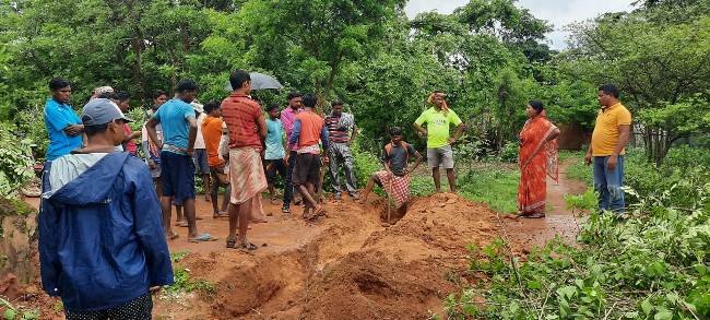 ସ୍ଥାୟୀ ରାସ୍ତା ନିର୍ମାଣ ନେଇ ଗ୍ରାମବାସୀଙ୍କ ରାସ୍ତା ଅବରୋଧ