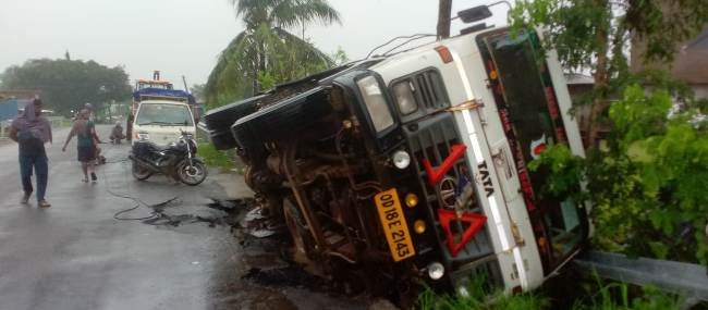 ମାଲ ବୋଝେଇ ଗାଡ଼ି ଓଲଟିଲା : ରାସ୍ତା କାର୍ଯ୍ୟ ନିମ୍ନମାନର ଅଭିଯୋଗ 