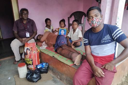 ବାପାଙ୍କ ଚିକିତ୍ସା ପାଇଁ କୁନିକୁନି ପିଲାଙ୍କ ଆକୁଳ ନିବେଦନ