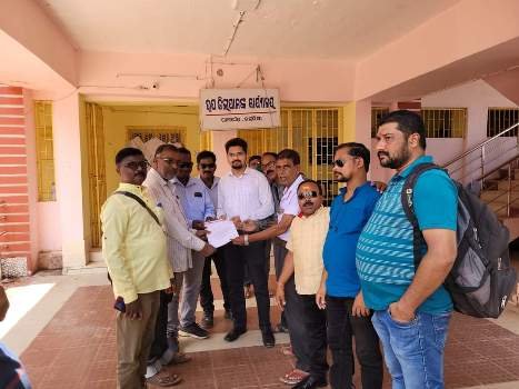 କରଞ୍ଜିଆ ସାମ୍ବାଦିକ ମାନଙ୍କ ତରଫରୁ ରାଜ୍ୟପାଳଙ୍କ ଉଦ୍ଦେଶ୍ୟରେ ଉପଜିଲ୍ଲାପାଳଙ୍କୁ ଦାବିପତ୍ର ପ୍ରଦାନ