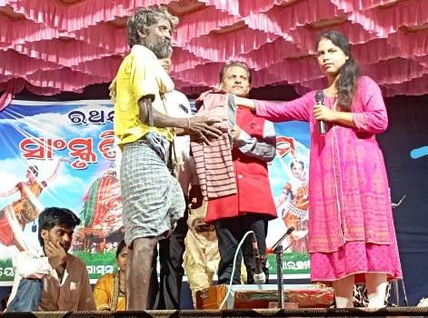 ପି.ଏଚ.ଇ.ଓଙ୍କ ବଦନ୍ୟତା : ଅସହାୟଙ୍କୁ ପୋଷାକ ପ୍ରଦାନ