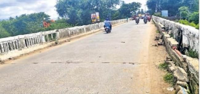 ବିପଦ ସଙ୍କୁଳ ଅବସ୍ଥାରେ ସେତୁ : ଦ୍ୱିତୀୟ ସେତୁ ନିର୍ମାଣ ଦାବି