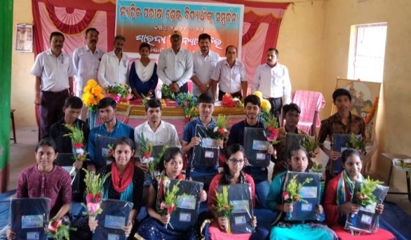 ଶାରଦା ବିଦ୍ୟାମନ୍ଦିରରେ ମାଟ୍ରିକ ବିଦ୍ୟାର୍ଥୀଙ୍କୁ ସମ୍ବର୍ଦ୍ଧନା ପ୍ରଦାନ