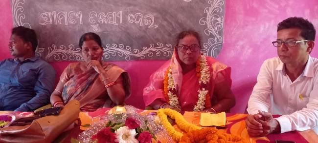 ଶିକ୍ଷୟତ୍ରୀ ଙ୍କୁ ବିଦାୟକାଳୀନ ସମ୍ବର୍ଦ୍ଧନା 