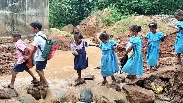 ବିପଦ ସଂକୁଳ ଅବସ୍ଥାରେ ନାଳ ପାର ହୋଇ ସ୍କୁଲ ଯାଉଛନ୍ତି କୁନି କୁନି ଛାତ୍ର ଛାତ୍ରୀ