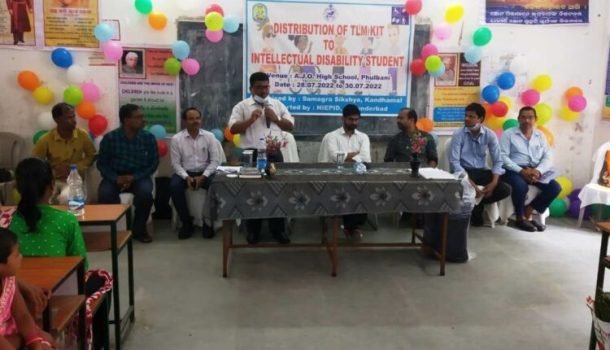 ବୌଦ୍ଧିକ ଅନଗ୍ରସର ଛାତ୍ରଛାତ୍ରୀ ମାନଙ୍କୁ ଟି.ଏଲ୍‌.ଏମ୍‌.କିଟ୍‌ ବଣ୍ଟନ 