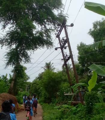 ରାସ୍ତା କୁ ଢ଼ଳିରହିଛି ୧୧ କେଭି ବିଦ୍ୟୁତ୍ ଖୁଣ୍ଟ ଓ ତାର। : ଅଘଟଣ ଆଶଙ୍କା 