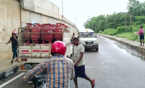 ବେଆଇନ ଗ୍ୟାସ ଗାଡ଼ି ଅଟକ