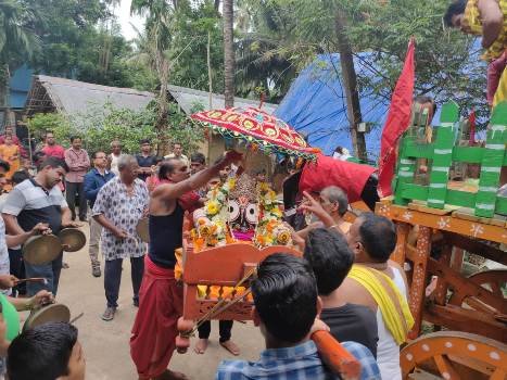 ନିଆରା ପରମ୍ପରା : କଳାଠାକୁର ଆସିଲେ ପାଲିଙ୍କି ରେ 