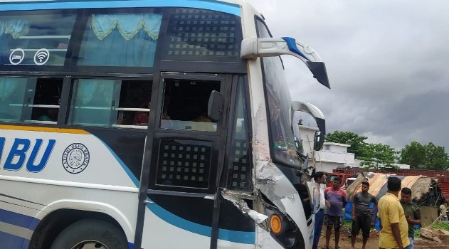 ଟ୍ରକକୁ ପିଟିଲା ବସ୍