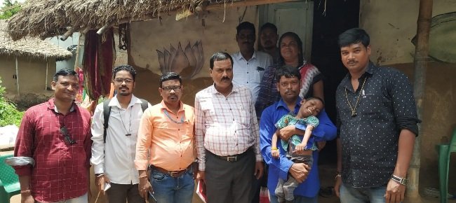 ଜିଲ୍ଲାପ୍ରଶାସନର ନିଆରା ପ୍ରୟାସ : ଭିନ୍ନକ୍ଷମଙ୍କ ଘରେ ପ୍ରସ୍ତୁତ ହେଲା ଆଧାର କାର୍ଡ