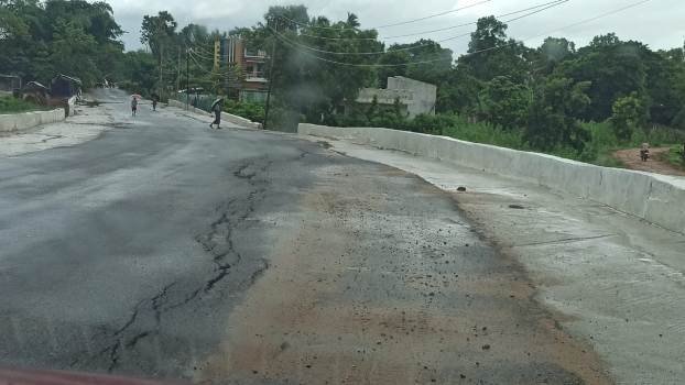 ପୁର୍ତ୍ତ ବିଭାଗର ରାସ୍ତା କାମ ନିମ୍ନମାନର : ମାସଟିଏ ବି ଗଲାନି, ଧସିଗଲା ରାସ୍ତା 