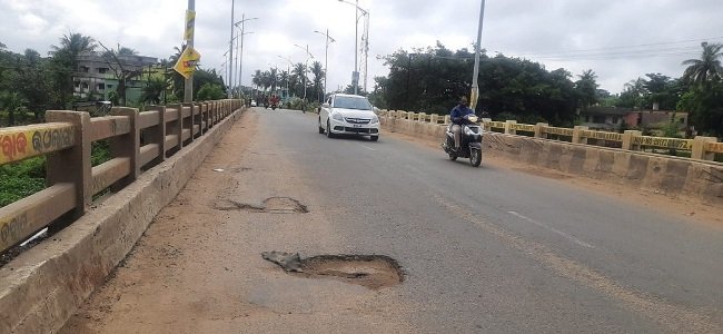 କଟକ - ଚାନ୍ଦବାଲି ରାଜ୍ୟ ରାଜପଥର ପୋଲ ଉପରେ ବିରାଟ ଖାଲ