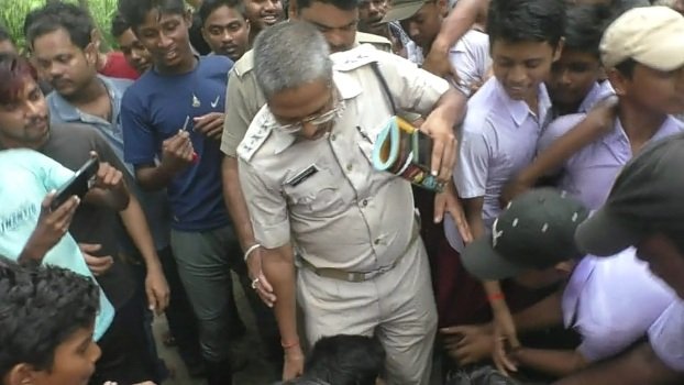 ଦଶମ ଶ୍ରେଣୀ ଛାତ୍ରୀଙ୍କୁ ଅସଦାଚରଣ ମାମଲା : ବିଇଓଙ୍କୁ ଘେରିଲେ ଛାତ୍ରଛାତ୍ରୀ