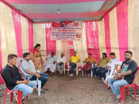 ସମ୍ପାଦକ ଗିରଫ ପ୍ରତିବାଦ : ୪ଦିନର ଧାରଣା ପରେ କଳାବ୍ୟାଜ ପିନ୍ଧିବାକୁ ନିଷ୍ପତ୍ତି