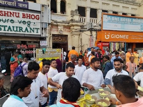 ଗରାପୁର ବାବା ବୈକୂଣ୍ଠନାଥ ବ୍ରହ୍ମଚାରୀ ଆଶ୍ରମ ପକ୍ଷରୁ ବଡଦାଣ୍ଡରେ ଖାଦ୍ୟ ବଣ୍ଟନ