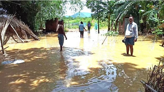 ଜଳନିସ୍କାସନର ବାଟ ବନ୍ଦ : ଗାଁରେ ପସିଲା ବର୍ଷାପାଣି