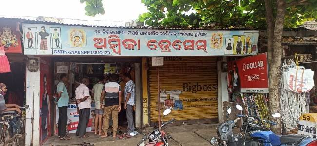  ଲୁଟେରାଙ୍କ ରାଜ୍‌ : ଦୋକାନ ଟିଣ  ତାଡିଲ, ଲୁଟିଲେ 