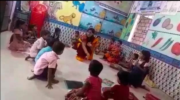 ଅଙ୍ଗନୱାଡ଼ି ଦିଦିଙ୍କ ନାଚଗୀତ ତାଳେତାଳେ କୁନିକୁନି ଛୁଆ ନାଚି ପାଠପଢୁଛନ୍ତି