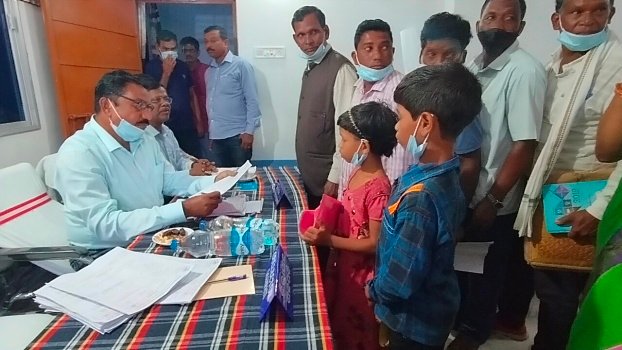 ଭଉଣୀ କୁ ନେଇ ଜିଲ୍ଲାପାଳଙ୍କ ଦୂଆରସ୍ଥ ହେଲେ ଭାଈ