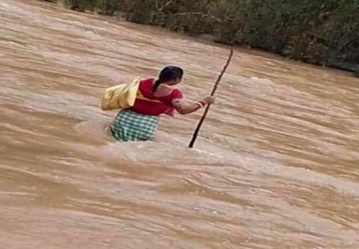 ଜୀବନ କୁ ବାଜି ଲଗାଇ ନଦୀ ପାର ହେଉଛନ୍ତି ଅଙ୍ଗନୱାଡି କର୍ମୀ
