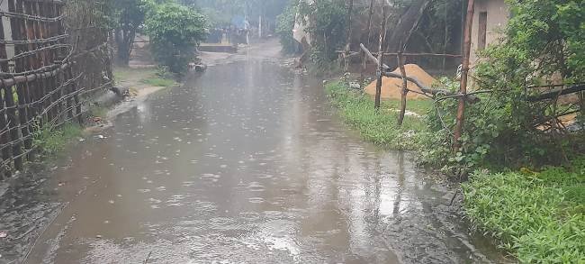 ରାସ୍ତାରେ ଜମି ରହୁଛି ଆଣ୍ଠୁଏ ପାଣି : ଜନପ୍ରତିନିଧିଙ୍କ ଇଛାଶକ୍ତିର ଅଭାବ ନା ପ୍ରଶାସନର ଦାୟିତ୍ୱହୀନତା