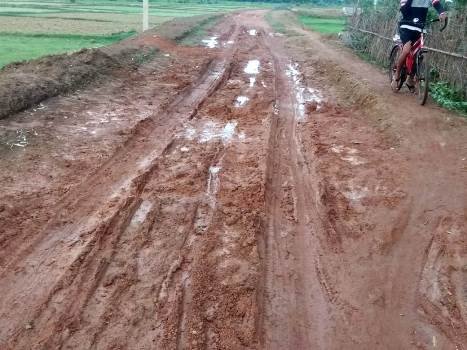 ପ୍ରଧାନମନ୍ତ୍ରୀ ଗ୍ରାମ୍ୟ ସଡକ ନିର୍ମାଣ କାର୍ଯ୍ୟରେ ମନ୍ଥରତା : ଅଧପନ୍ତରିଆ ହୋଇ ପଡି ରହିଛି ପୋଲ କାର୍ଯ୍ୟ