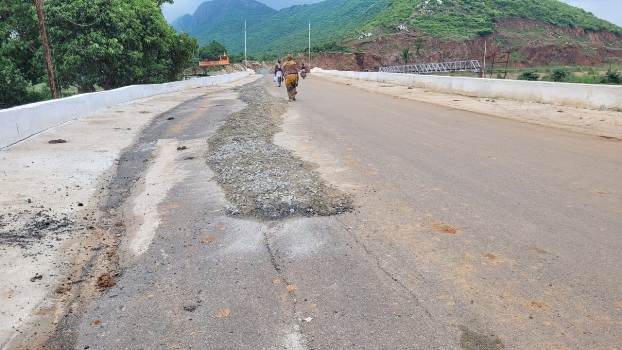  ଧସିଗଲା  ୧୨କୋଟି ଟଙ୍କାରେ ନିର୍ମିତ ରାସ୍ତା : ଫଟା ରାସ୍ତାକୁ ଲୁଚାଇବାକୁ ପ୍ରୟାସ କରୁଛି ପୁର୍ତ୍ତ ବିଭାଗ 