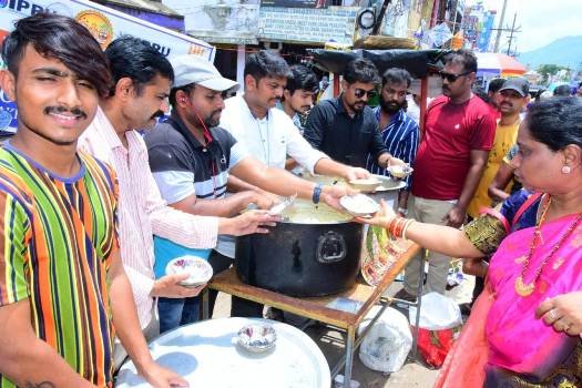 ଫଟୋଗ୍ରାଫି ୟୁନିୟନ ତରଫରୁ ପବିତ୍ର ଖାଦ୍ୟ ବଣ୍ଟନ