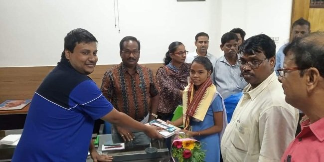 ମାଟ୍ରିକ ଜିଲ୍ଲା ଟପର ମୋନାଶ୍ରୀ ବିଶ୍ୱାଳଙ୍କୁ ସମ୍ବର୍ଦ୍ଧିତ କଲେ ଜିଲ୍ଲାପାଳ