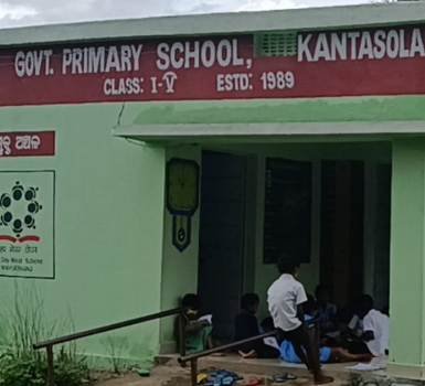 ଶ୍ରେଣୀ ଗୃହ ଅଭାବ : ବାରଣ୍ଡାରେ ଚାଲିଛି ଶିକ୍ଷାଦାନ