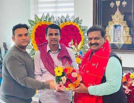 ପାରଳା ସ୍ୱାଭିମାନ ମଞ୍ଚର ଅଧ୍ୟକ୍ଷ ଡ଼. ତିରୁପତି ପାଣିଗ୍ରାହୀଙ୍କ ଜନ୍ମଦିନରେ ଅଭିନନ୍ଦନର ସୁଅ