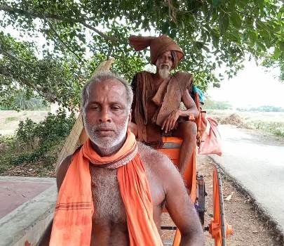 ୧୦ ବର୍ଷ ହେଲା ନିଜେ ଚାଲିଚାଲି ଏକ ରିକ୍ସାଗାଡ଼ି ରେ ବୃଦ୍ଧ ଗୁରୁଙ୍କୁ ନେବା ଆଣିବା କରୁଛନ୍ତି ରବି ଦାସ