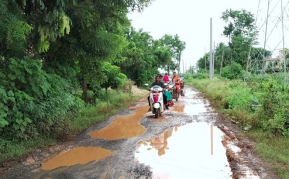 କେନାଲ ବନ୍ଧ ପାଲଟିଛି କଣ୍ଟକିତ ପଥ