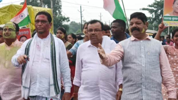 ଓଡିଆ ଆଦିବାସୀ ମହିଳା ଦ୍ରୌପଦୀ ମୁର୍ମୁ ହେଲେ ରାଷ୍ଟ୍ରପତି : ବାସ ଭବନ ସମ୍ମୁଖରେ ବିଜୟ ଉତ୍ସବ ଓ ମିଷ୍ଟାନ୍ନ ବଣ୍ଟନ 