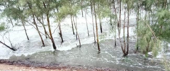 ଅଶାନ୍ତ ସମୁଦ୍ର ସ୍ଥଳମୁହାଁ ଯୋଗୁଁ : ୩ ପଞ୍ଚାୟତବାସୀ ଆତଙ୍କିତ 