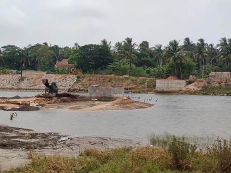  ସୁନାମୀ ପ୍ରତିରୋଧକ ବନ୍ଧ ନିର୍ମାଣ ଅସମ୍ପୂର୍ଣ୍ଣ : ଚାଷଜମିରେ ମାଡିଲା ଲୁଣାପାଣି