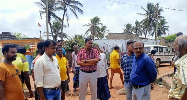 ବାତ୍ୟା ଆଶ୍ରୟସ୍ଥଳୀ ନିର୍ମାଣ ପ୍ରସଙ୍ଗ ନେଇ ଗ୍ରାମବାସୀଙ୍କ ସହ ଆଲୋଚନାକଲେ ତହସିଲଦାର