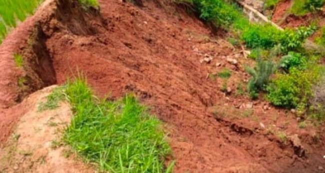 ଖଜୁରୀପଦା ନିକଟ ବର୍ତ୍ତି ପାତ୍ରଖମ୍ବାର କେନାଲରୁ ମାଟି ଅତଡ଼ା ଖସି ଭୁଶୁଡିଲା ନାଳ