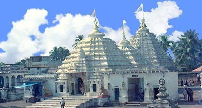 ଶ୍ରୀ ବଳଦେବଜୀଉଙ୍କ ମନ୍ଦିର ପାଖ ରାସ୍ତାକୁ କାଟିଦିଆଯିବା ଯୋଗୁ ଗାଡି ଚଳାଚଳ ବନ୍ଦ