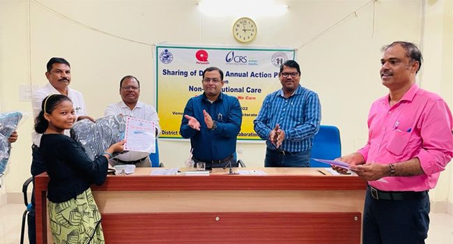 ପିତାମାତା ଙ୍କୁ ହରାଇ ଅନାଥ ହୋଇଥିବା ୫ଜଣ ପିଲାଙ୍କୁ  ଜିଲ୍ଲାପାଳଙ୍କ ସମ୍ମିଳନୀ କକ୍ଷରେ ସମ୍ମାନିତ କଲେ