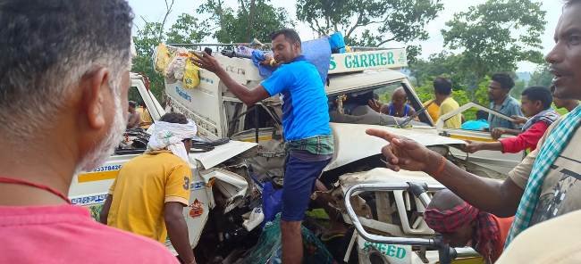 ଶ୍ରମିକଙ୍କୁ ନେଇ ଫେରୁଥିବା ପିକଅପ ଭ୍ୟାନ ସହିତ ପିକ ଅପ ଭ୍ୟାନ ମୁହାଁ ମୁହିଁ ଧକ୍କା