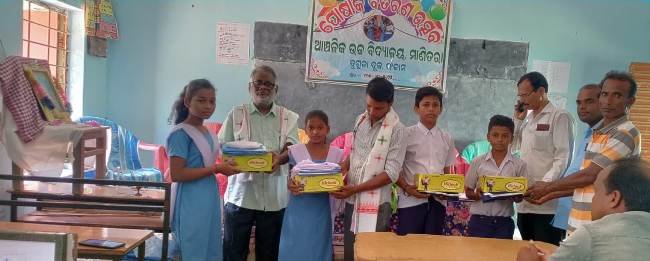 ଆଞ୍ଚଳିକ ଉଚ୍ଚ ବିଦ୍ୟାଳୟରେ ପୋଷାକ ବଣ୍ଟନ ମେଳା