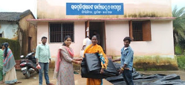 ଲଘୁଚାପ ଜନିତ ବର୍ଷା କ୍ଷତିଗ୍ରସ୍ତ ପରିବାର ବର୍ଗ ଙ୍କୁ ପଲିଥିନ ବଣ୍ଟନ