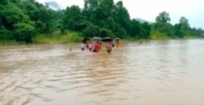 ଏମିତି କିଛି ଗାଁ ରହିଛି ବର୍ଷା ଦିନ ହେଲେ ବାହ୍ୟ ଜଗତରୁ ବିଛିନ୍ନ ହୋଇ ଯାଉଛି